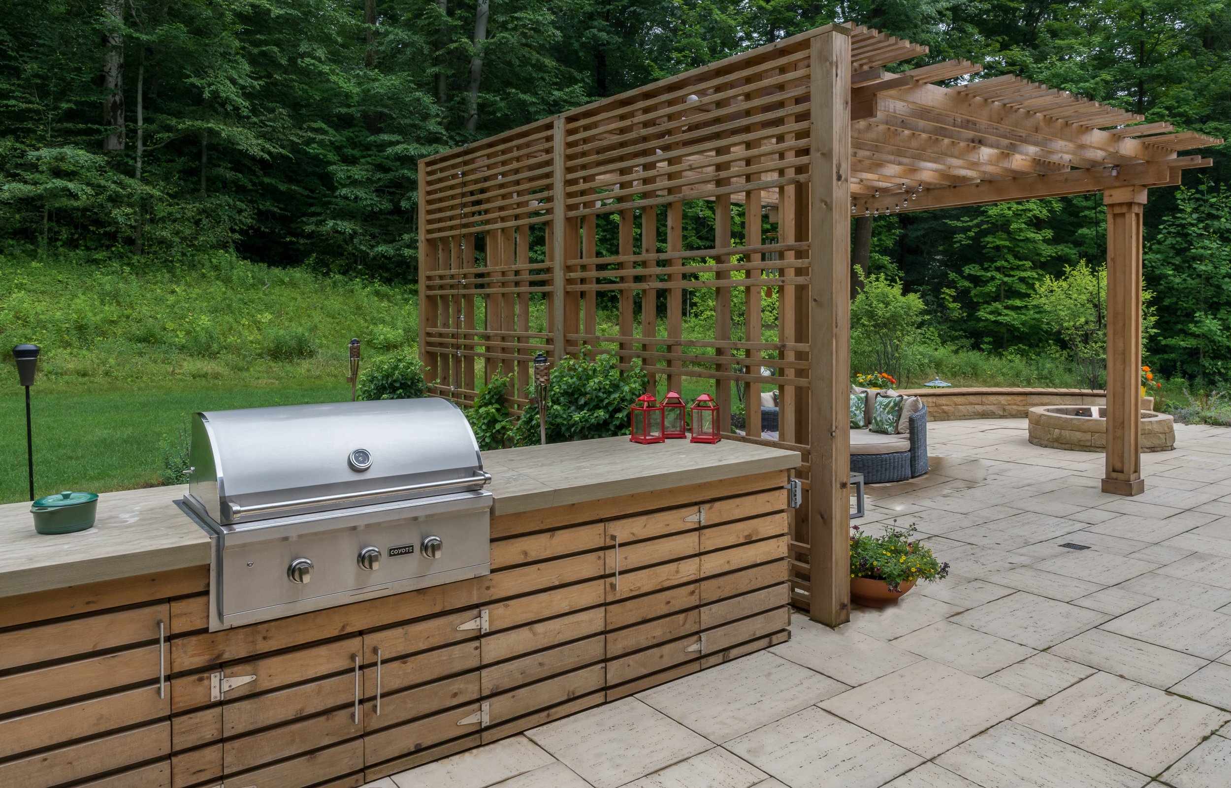 Built-in grill station with counter space Built-in grill station with counter space
